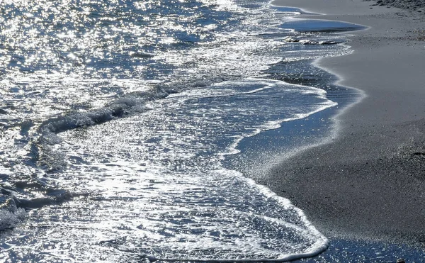 黒海の砂浜で晴れた日に水の上に明るい反射 — ストック写真
