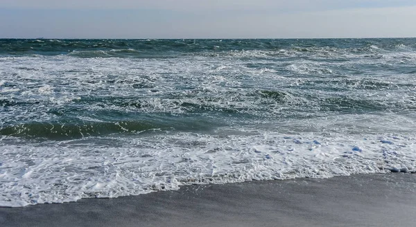 Mare Tempestoso Onde Schiuma Bianca Sulla Superficie Mar Nero — Foto Stock