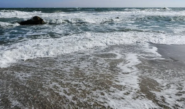 海面上の嵐の海 波と白い泡 — ストック写真