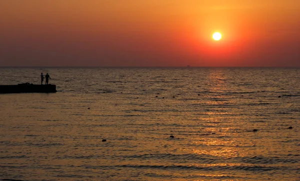 Silhouette Due Pescatori Sul Molo Tramonto Sul Mar Nero Ucraina — Foto Stock