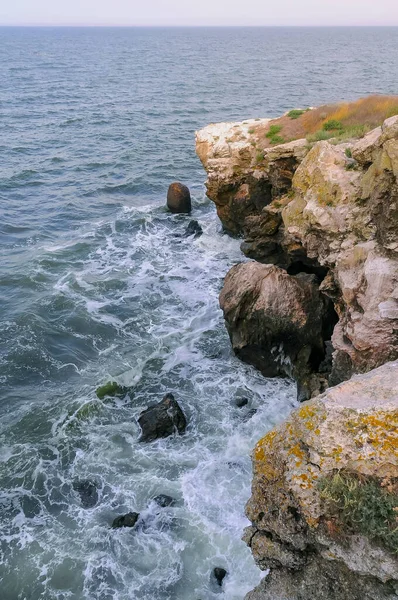 Απότομες Πέτρινες Ακτές Της Μαύρης Θάλασσας Από Ποντιακούς Ασβεστόλιθους Στο — Φωτογραφία Αρχείου