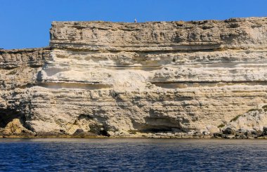 Batı Kırım 'daki katmanlı Pontik kireç taşından yüksek sahil kayalıkları, Tarkhankut