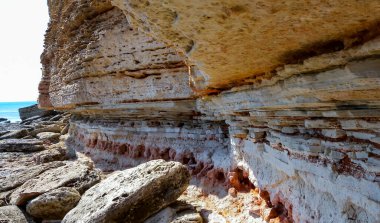 Batı Kırım 'daki Pontian kireçtaşlarından oluşan katmanlı kabuklu kaya kıyı şeridi, Karadeniz