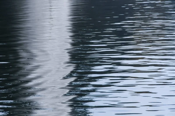ソフィヴィフカ公園の池の水の中の美しいグレアと反射 — ストック写真
