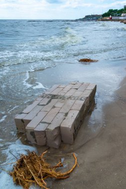 Kakhovka enerji santralinin barajının patlaması, tonlarca yüzen enkaz ve hatta köpüklü beton duvarlar Odessa sahillerine yelken açtı.