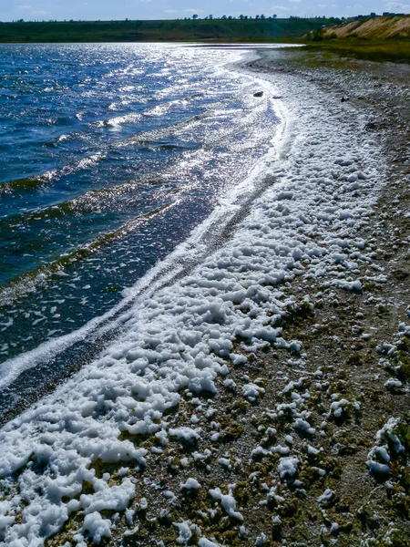Βρώμικος Λευκός Αφρός Ξεβράστηκε Στην Ακτή Από Τον Άνεμο Στις — Φωτογραφία Αρχείου