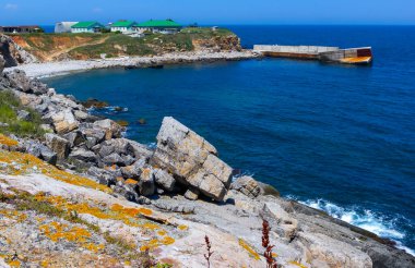 Yılan Adası, Ukrayna 'da yıkık dökük iskeleli kadınlar plajı manzarası.
