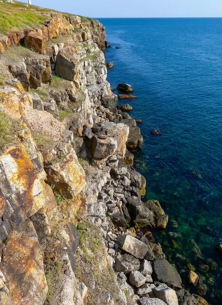 Παράκτια Βράχια Από Βόρεια Πλευρά Του Νησιού Του Ερπετού Zmeinyi — Φωτογραφία Αρχείου