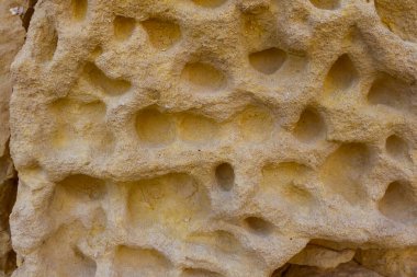 Malta 'nın Gozo adasındaki eski yapıların kireçtaşı tuğlalarının havalanması, aşınması ve tahrip edilmesi