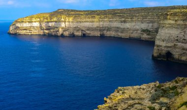 Malta 'nın Gozo adasında yüksek dikey kayalık kıyı