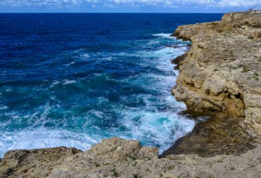 Kırım 'daki bir fırtına sırasında yüksek sarp kayalık sahil, Tarkhankut