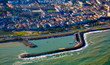 TRABZON, Türkiye - 22 Ekim 2014: Yatlar için yapay hangarın ve Türklerin evlerinin uçağın penceresinden yeşil dağlara saçılmış görüntüsü