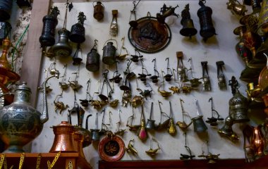 TRABZON, Türkiye - 22 Ekim 2014: Trabzon, Türkiye 'deki küçük dükkanlarda hediyelik eşya ve antika satışı 