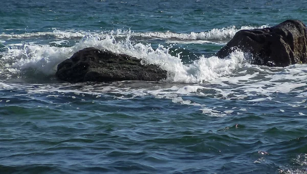 Біла Піна Великі Хвилі Розбиваються Жовті Скелі Чорному Морі Під — стокове фото
