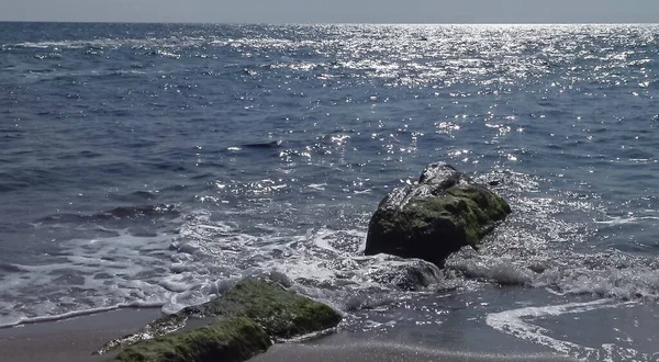 风暴期间 白色的泡沫和巨浪在黑海的黄色岩石上冲撞 — 图库照片