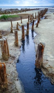 Kuyalnik sanatoryumundan şifalı liman çamuru ile siyah su akar. Kuyalnik haliçleri