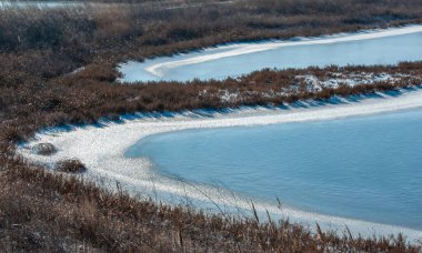 Donmuş su, küçük göller kar desenleri. Tiligul Haliç, Ukrayna