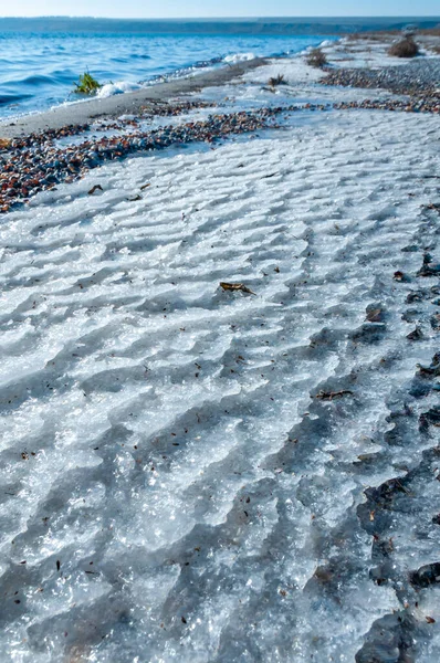 冬の風景 ティリガル エステアリー オデッサ地方の砂浜の波で凍った塩水 — ストック写真