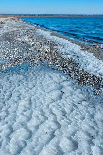 Χειμερινό Τοπίο Αλμυρό Νερό Παγώσει Από Κύματα Στην Αμμώδη Ακτή — Φωτογραφία Αρχείου