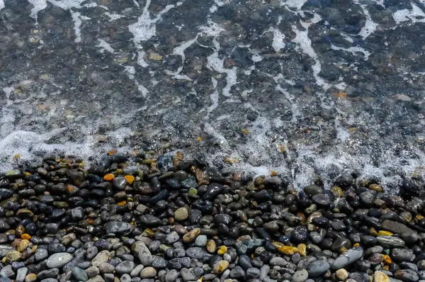 カラダッグ 小石のビーチの火山岩から丸い海に巻かれた小石 クリミア — ストック写真