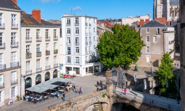 NANTES, FRANCE - 12 EYLÜL 2017: Fransa 'nın Nantes kentindeki kalenin duvarlarından şehir merkezinin manzarası