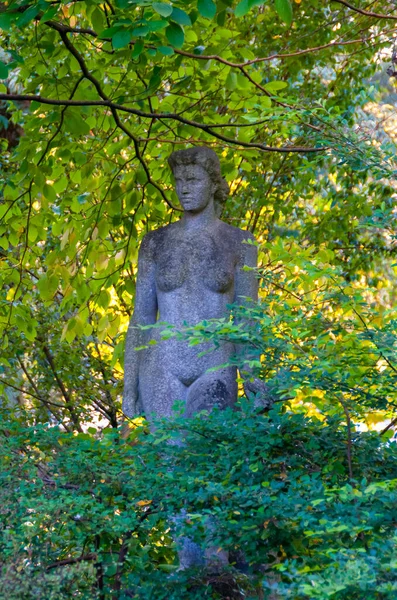 NANTES, FRANCE - 12 Eylül 2017: Fransa 'nın Nantes kentindeki bir bitki parkında çıplak bir kadının heykeli