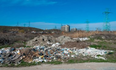 ODESSA, UKRAINE - 24 Mart 2019: Kaçak çöplük, vahşi yaşam kirliliği, çevre sorunu, Ukrayna