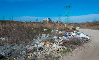 ODESSA, UKRAINE - 24 Mart 2019: Kaçak çöplük, vahşi yaşam kirliliği, çevre sorunu, Ukrayna