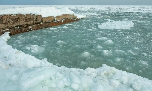 黑海结冰了 冰沿着海岸漂流 气候变化 — 图库照片