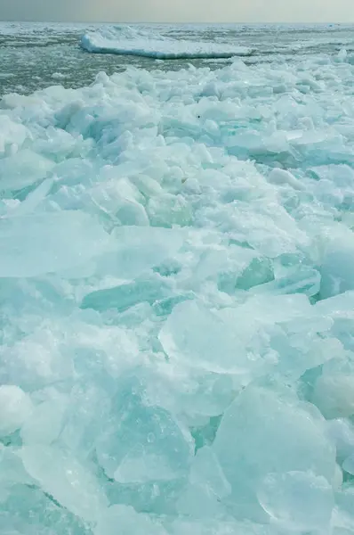 黑海结冰了 冰沿着海岸漂流 气候变化 — 图库照片