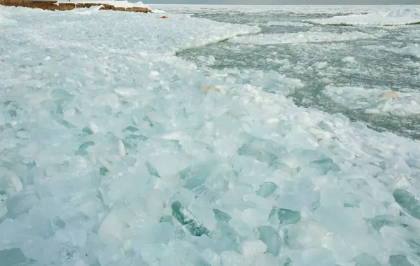 Karadeniz Donmuş Buz Kütleleri Kıyıda Yüzüyor Klim Değişikliği — Stok fotoğraf