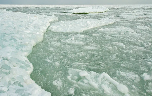 흑해는 얼음은 해안을 떠다닙니다 — 스톡 사진
