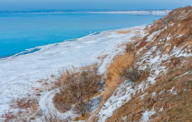 Kış manzarası, karla kaplı kıyılar ve donmuş Tiligul haliçleri, Ukrayna