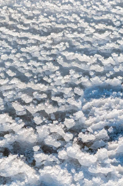 在一个阳光灿烂的日子里 乌克兰蒂里古尔河畔被风吹日晒的冰雪和结冰的针晶雪地 — 图库照片