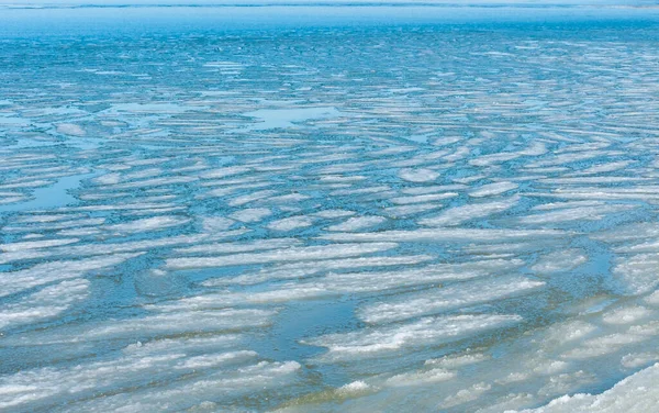在乌克兰蒂里古尔河口 浮冰以长方形浮冰的形式漂浮在海岸附近 被波浪和风暴卷过 — 图库照片