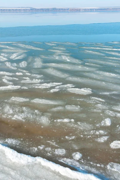 Лед Плавающий Берега Виде Продолговатых Льдов Катящихся Волнами Бурей Устье — стоковое фото