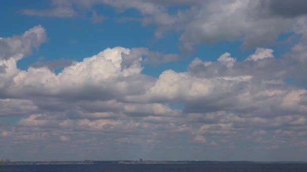 Αργή Κίνηση Λευκά Πυκνά Σύννεφα Κινούνται Γρήγορα Κατά Μήκος Του — Αρχείο Βίντεο