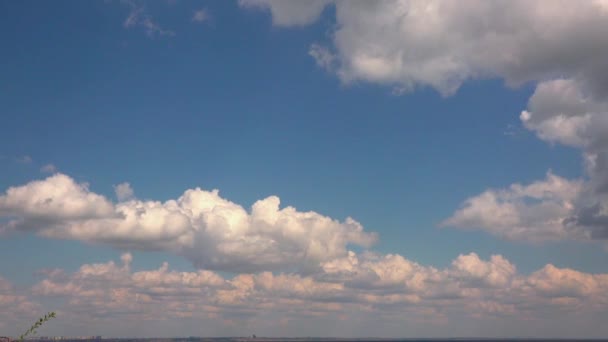 Lassú Mozgás Fehér Kumulus Felhők Gyorsan Haladnak Égen Fekete Tenger — Stock videók