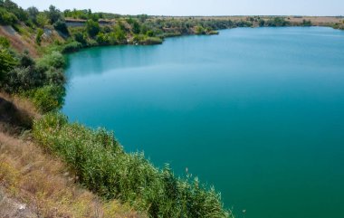 Sel basmış granit ocağının turkuaz berrak suyla manzarası, Ukrayna