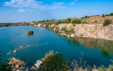 Sel basmış granit ocağının turkuaz berrak suyla manzarası, Ukrayna