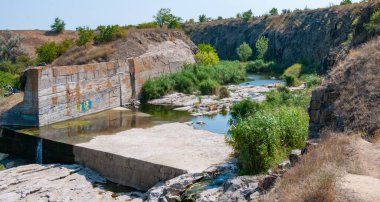 UKRAINE, INGUL - 21 Ekim 2017: Göl ve nehri birbirine bağlayan küçük bir nehir üzerindeki beton hidrolik yapılar, Ukrayna