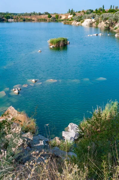 Вид Затопленный Гранитный Карьер Бирюзовой Чистой Водой Украина — стоковое фото