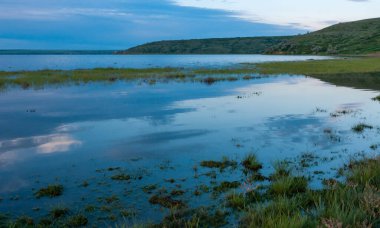 Yaz manzarası, bulutların sığ sulardaki yansıması Tiligul haliçleri, Ukrayna