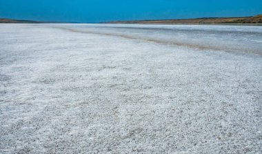 Kendi kendine yağan masa tuzu sodyum klorür, iklim değişikliği yüzünden kuruyan bir rezervuar - Kuyalnik haliç, Odessa bölgesi, Ukrayna