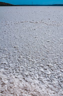 Kurumuş bir rezervuarın yüzeyinde kendi kendine yağış yapan sodyum klorid masa tuzu - Kuyalnik haliç, Odessa bölgesi, Ukrayna