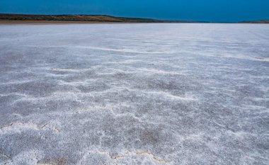 Kurumuş bir rezervuarın yüzeyinde kendi kendine yağış yapan sodyum klorid masa tuzu - Kuyalnik haliç, Odessa bölgesi, Ukrayna
