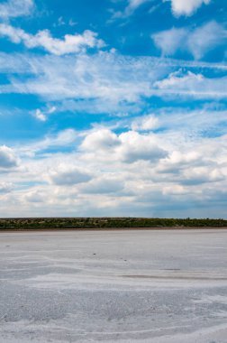 Kuru ve tortulu masa tuzu üzerine yağmur birikintisi bulutları. Ukrayna 'nın Ukrayna, Kuyalnik haliçinin çamurlu tabanı.