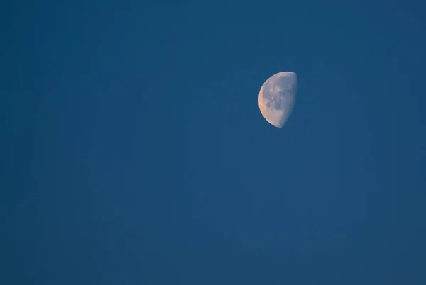 Jasny Księżyc Przeciwko Ciemnemu Nocnemu Niebu — Zdjęcie stockowe