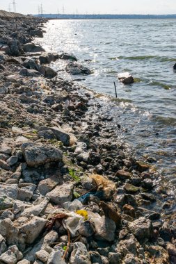 Khadzhibey Estuary kıyısındaki plastik çöp ve mikroplastikler, rezervuarın çevresel sorunu, doğa kirliliği
