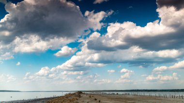 Ukrayna 'nın güneyinde, ufukta kabarık beyaz yağmur bulutları var.